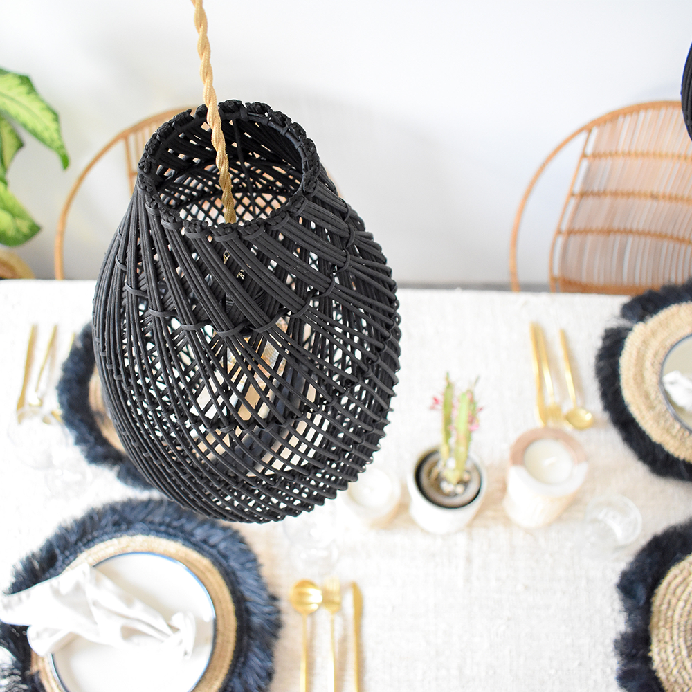 Farmhouse stil | Sort håndvævet pendel | Naturligt sivmateriale | E27 fatning | 110V-120V | 150 cm ledning | Ideel til køkken, spisebord eller