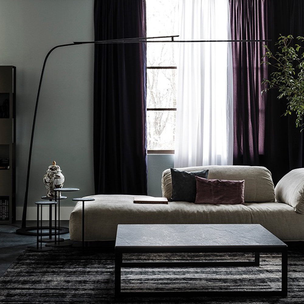 Shiena | Buelampe i moderne design | Justerbar belysning til stue | Minimalistisk indretning | Slank og elegant form | Holdbar konstruktion | Perfekt