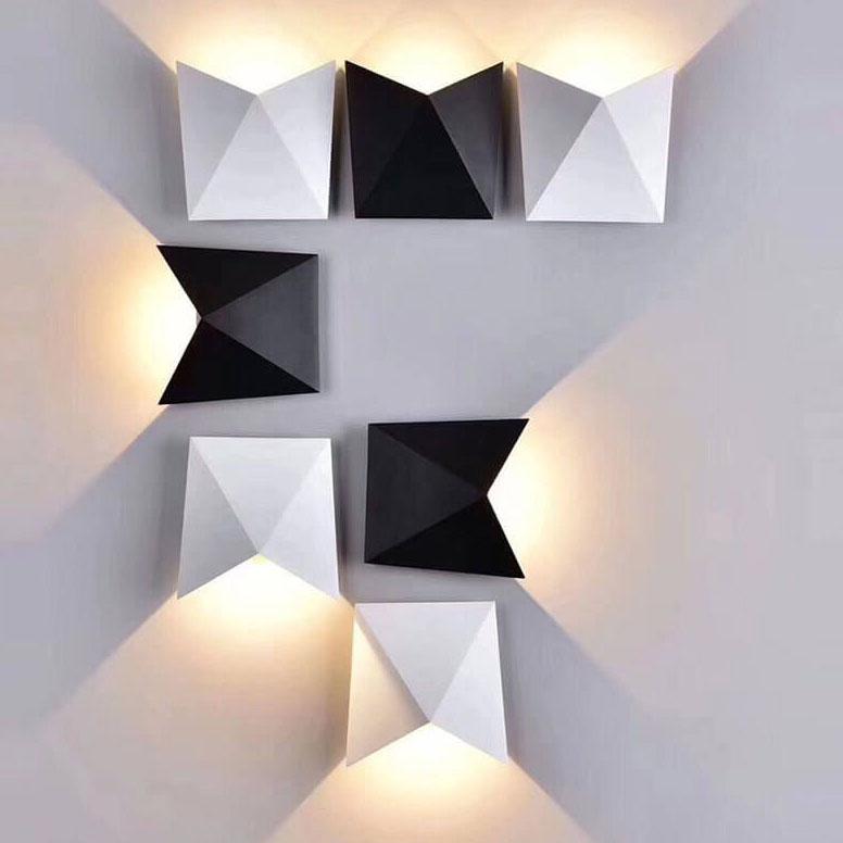 Origami LED væglampe | Moderne design | Sort-hvid | Aluminium | 1 lys | 6W | 600 lm | Indbygget LED | Let installation | Velegnet til stue,