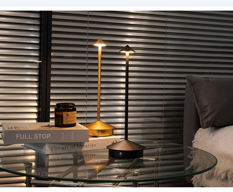 Pilformet LED Lampe | Trådløs Bordlampe | Dæmpbar Med Justerbar Lysstyrke | IP65 Stænktæt | 3000mAh Batteri | Opladningstid 2 Timer | Op Til 40