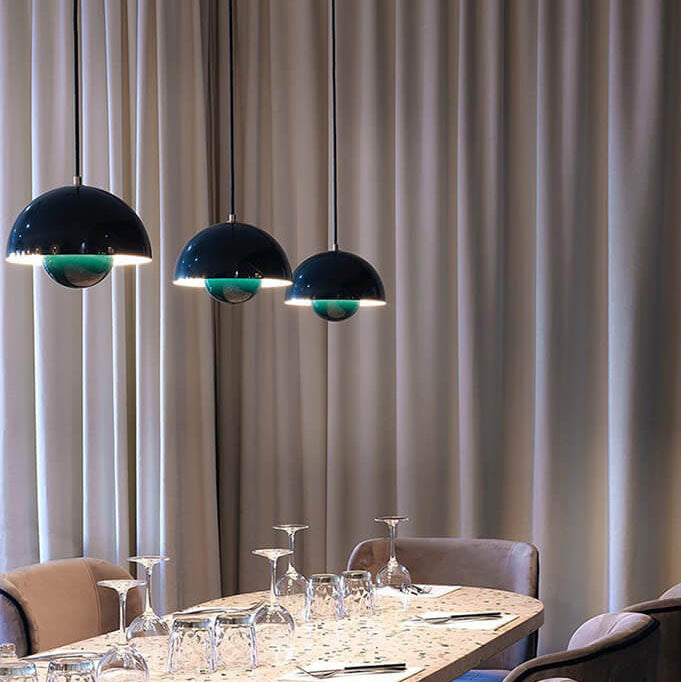 Luminoir Macaron Pendel | Moderne Belysning | Halvcirkelformet Design | E27 | Flerfarvet Metal | Justerbar Længde 150 cm | Højde 16 cm | Bredde 23 cm