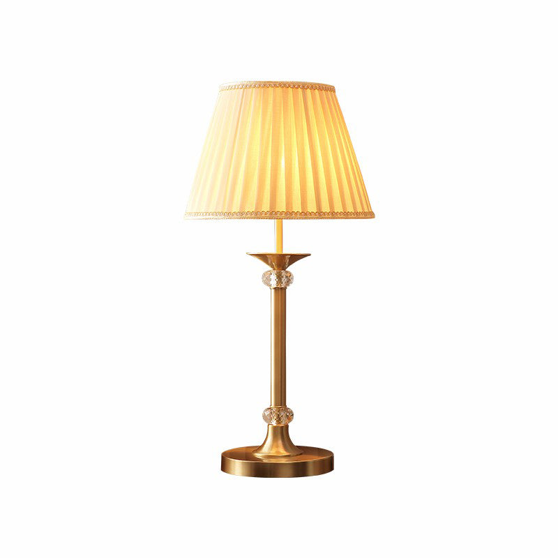 ModernEmpire | Messing Lampe med Plisseret Stofskærm | 53-63 cm Høj | LED Kompatibel | Tidsløs Elegance | Metal & Stof | Stilfuld Belysning