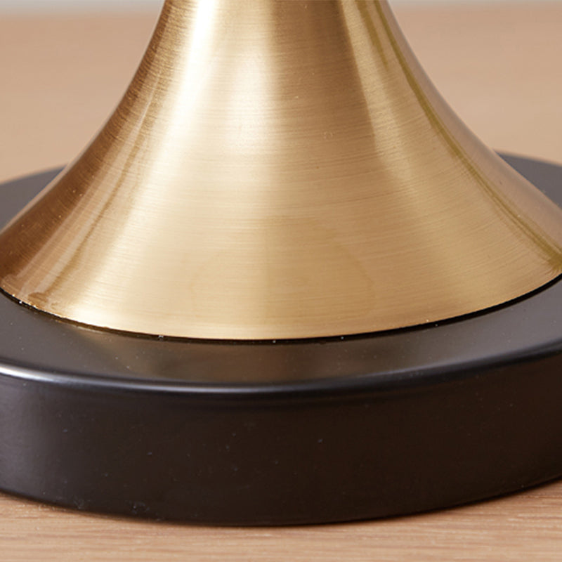 EmpireShade | Elegant bordlampe | Messingfinish | Tøndeformet stofskærm | Moderne design | Atmosfærisk belysning | Ideel som natlys | Høj kvalitet