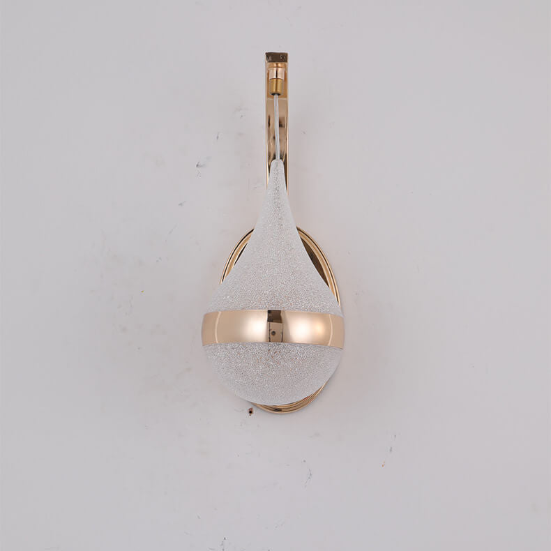Dråbeformet LED-vægarmatur | Moderne stil | Gold finish | 30x12 cm | Energieffektiv | Akryl og hardware | Nem installation | Velegnet til soveværelse