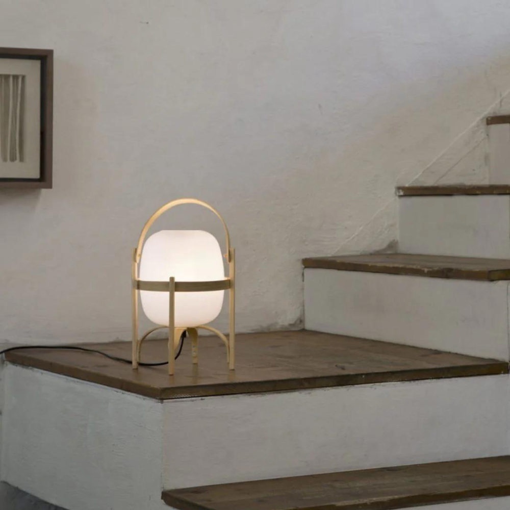 Lanterne-inspireret gulvlampe | Justerbar lysstyrke | Højkvalitets glas | Elegant ramme | Bærbar design | Ideel til stue og soveværelse | Holdbar