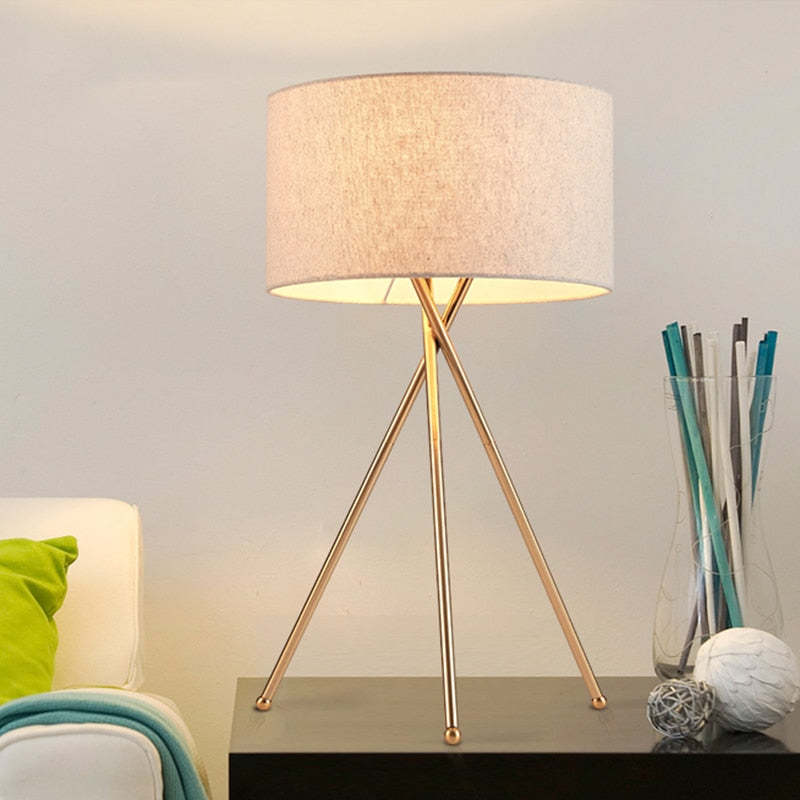 Noravenia | Moderne gulvlampe | Minimalistisk design | Stativfod | Atmosfærisk belysning | Elegant finish | Let installationsproces | Stilren til