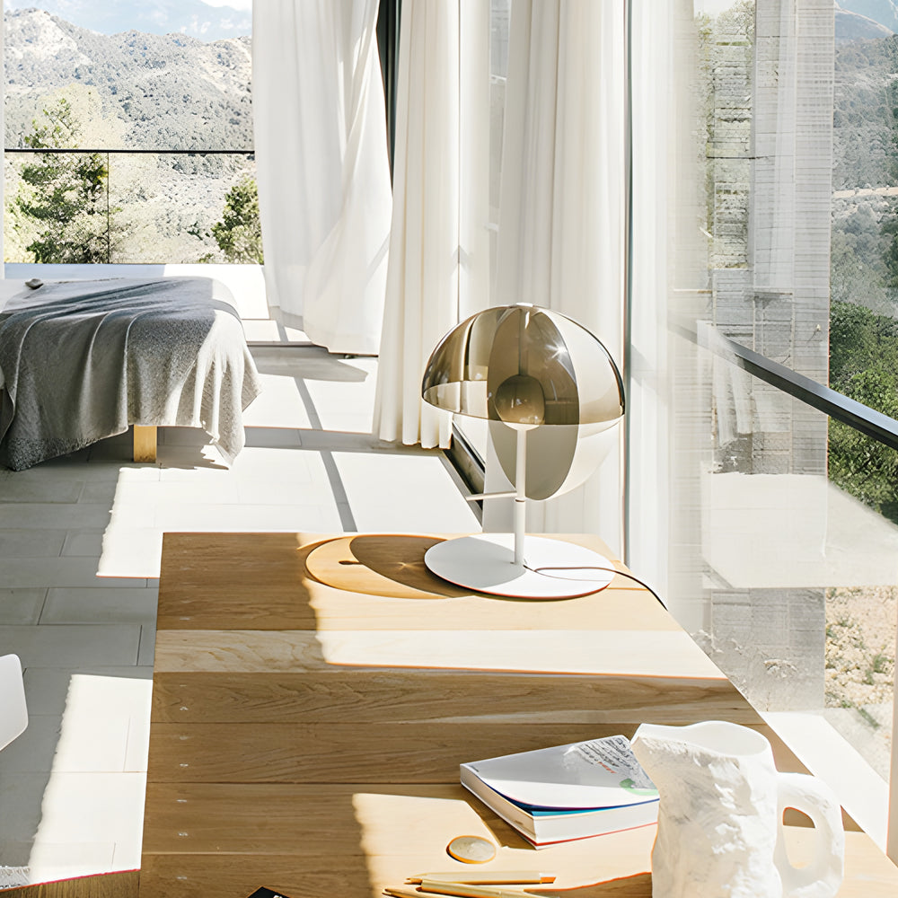 Themis | Moderne bordbelysning | Lodret design | Røget glasskærm | LED-lys | Metal og glas | Mål 30x50 cm | 7W varm hvid | 2m kabel | Til stue,