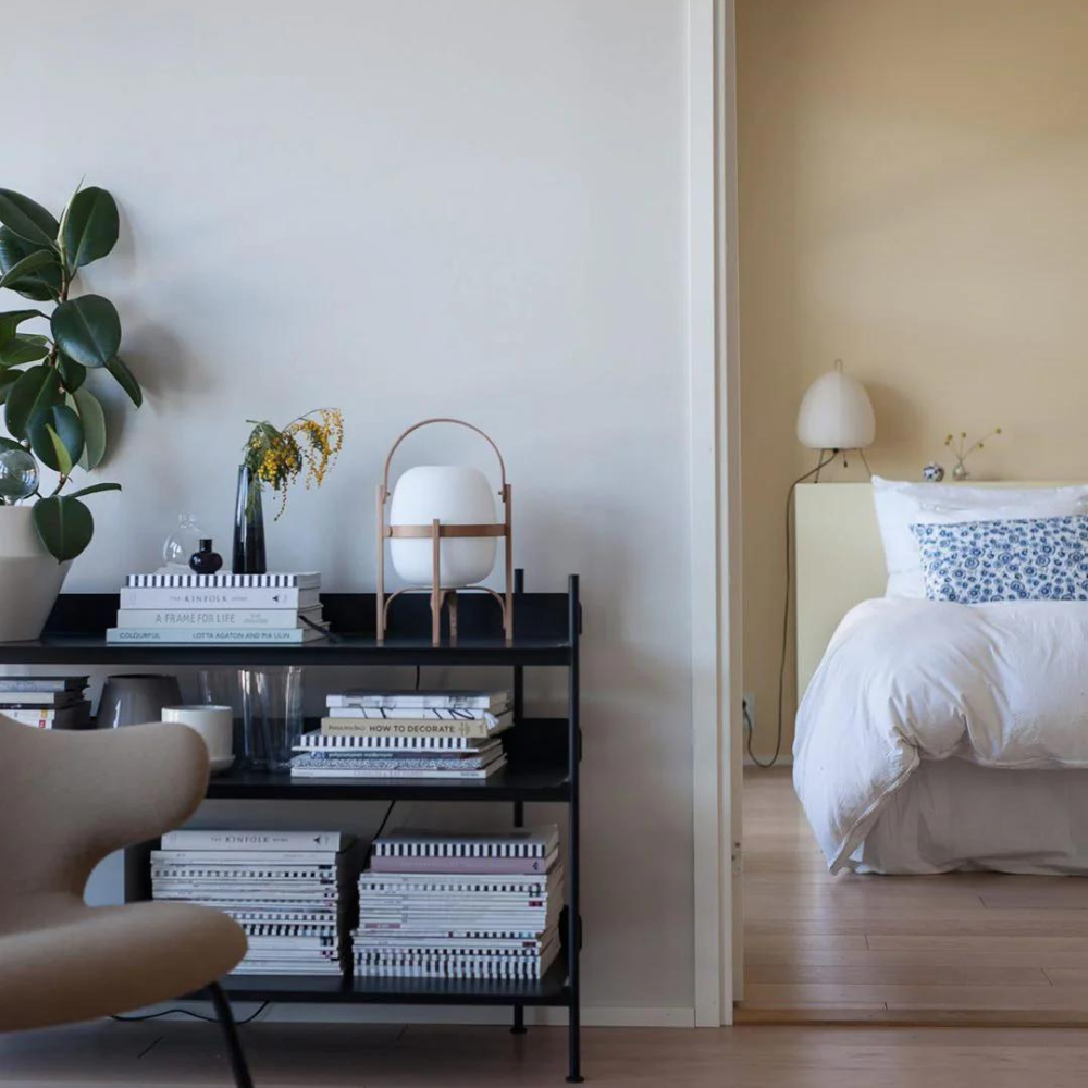 Lanterne-inspireret gulvlampe | Justerbar lysstyrke | Højkvalitets glas | Elegant ramme | Bærbar design | Ideel til stue og soveværelse | Holdbar