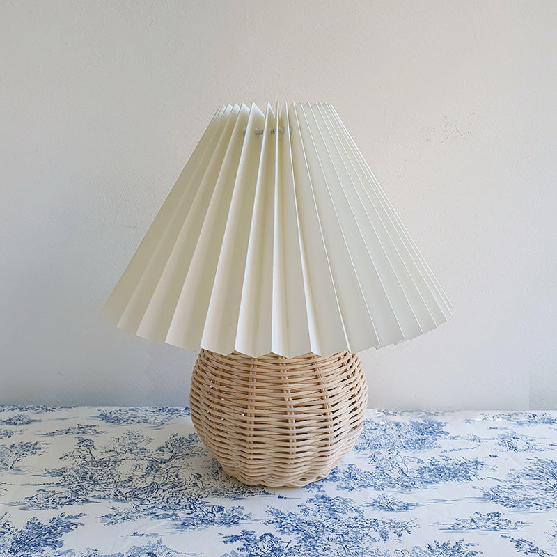 Naturlig bambusrattan lampe | Moderne pagodeformet skærm | Perfekt til soveværelse eller stue | Blød belysning | Hvid tekstilskærm | 27 cm x 24 cm x