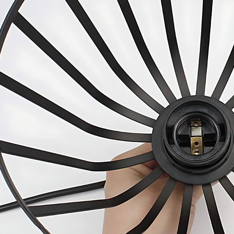 Sort LED jernlampe | Retro industriel design | Justerbar højde | Velegnet til spisestue og køkken | Diameter 18-40 cm | Varmt hvidt lys | Moderne