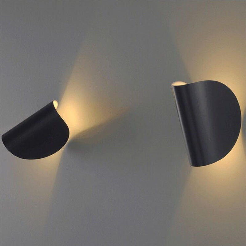 Eveline LED-vægbelysning | Geometrisk design | Indendørs og udendørs brug | Fire farver: rød, hvid, sort, blå | Holdbart metal | 5W