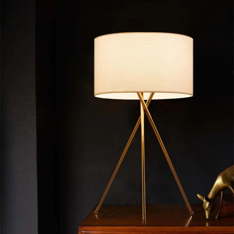 Noravenia | Moderne gulvlampe | Minimalistisk design | Stativfod | Atmosfærisk belysning | Elegant finish | Let installationsproces | Stilren til