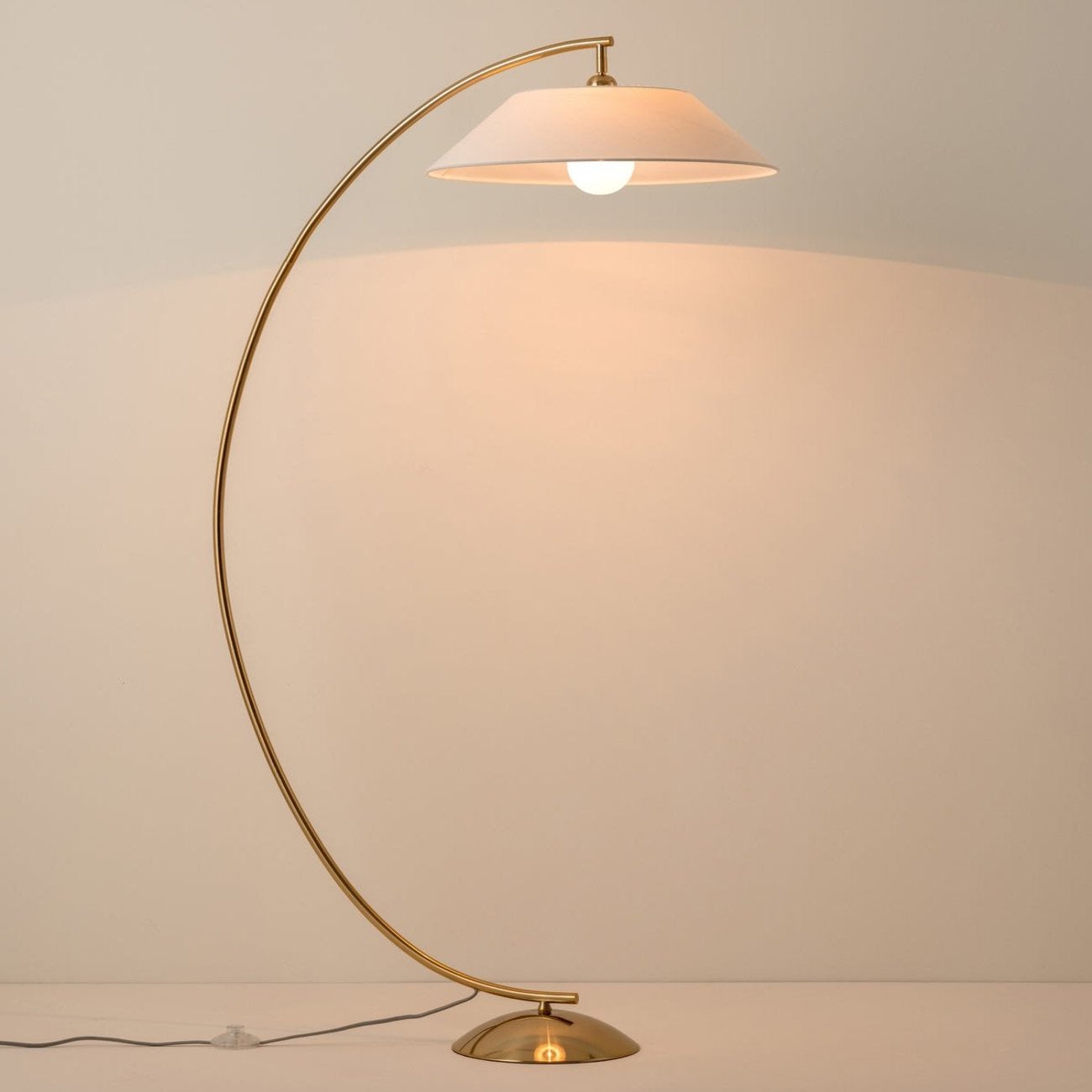 Gulvlampe i stål og stof | Moderne design | LED-kompatibel | E26/E27 fatning | 40W max | Ideel til stue, soveværelse eller læsehjørne | Robust