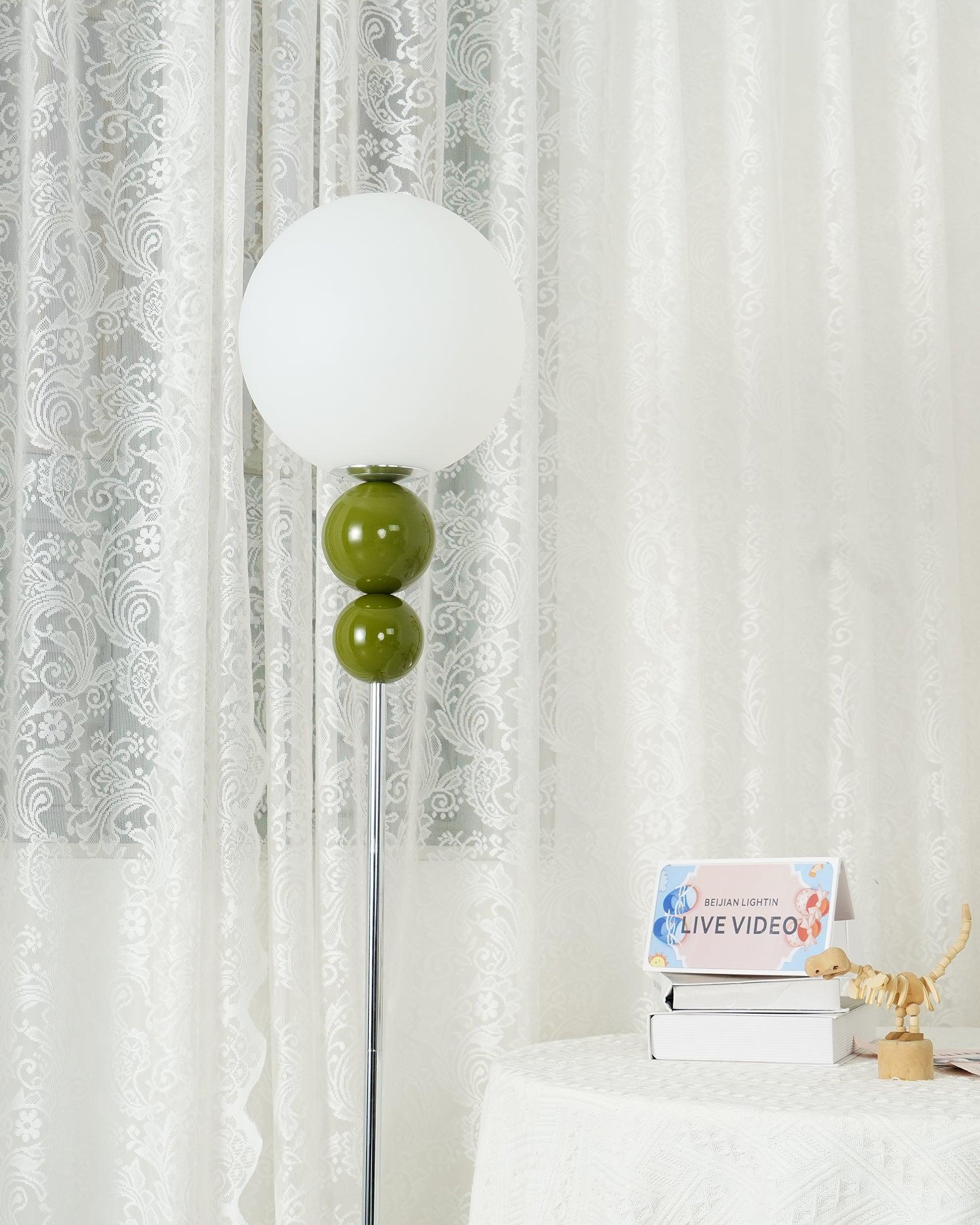 Clavel | Elegant stående lysarmatur | Moderne design i metal og glas | Justerbar fodkontakt | 5W LED kompatibilitet | 59" høj | Stilfuld lysløsning