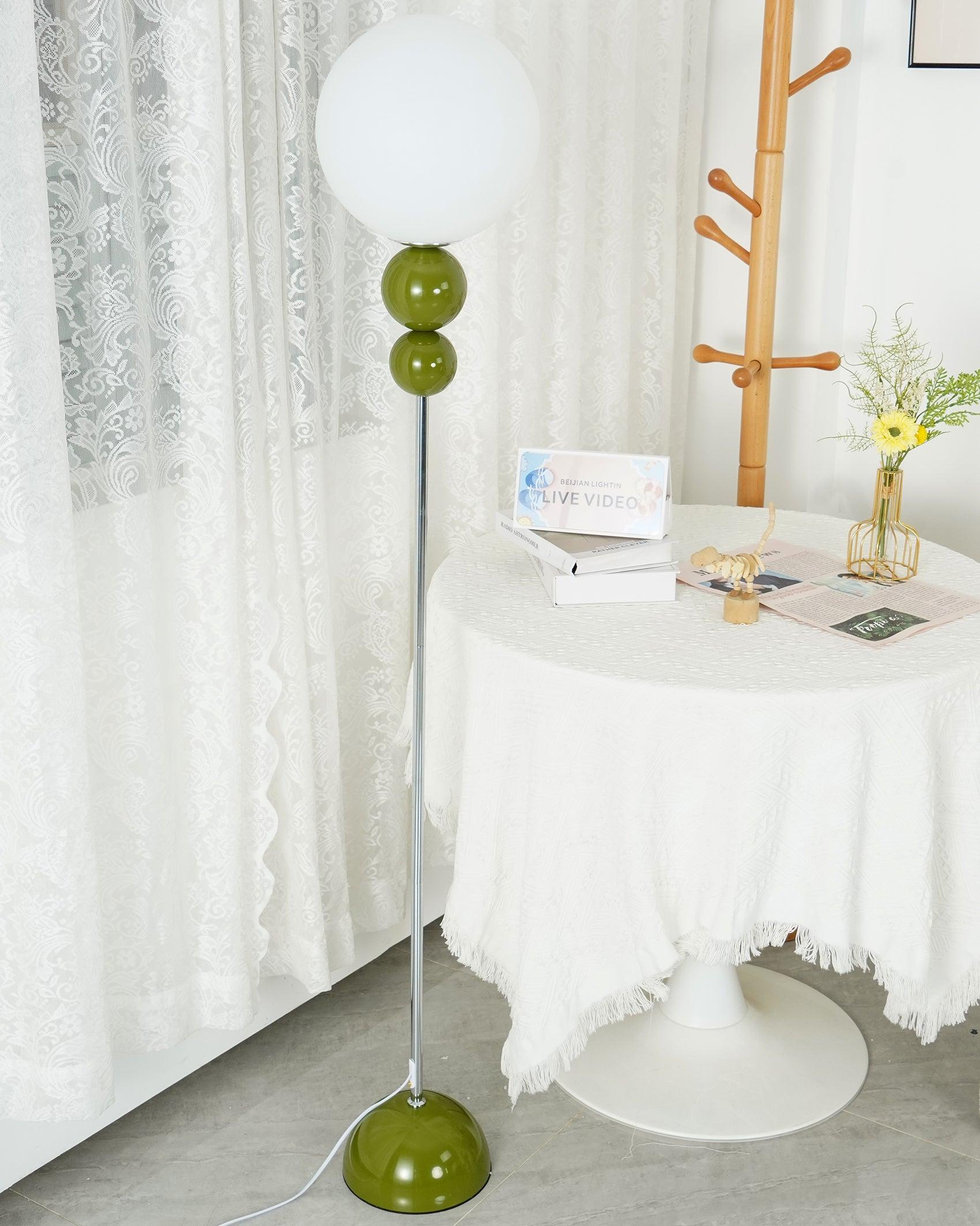 Clavel | Elegant stående lysarmatur | Moderne design i metal og glas | Justerbar fodkontakt | 5W LED kompatibilitet | 59" høj | Stilfuld lysløsning