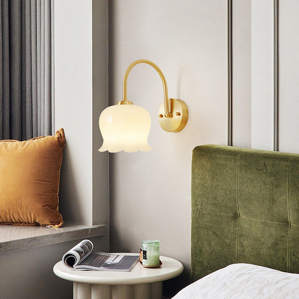 Fransk inspireret vægbelysning | Blomstermotiv glasdesign | Hvid og krom finish | D26cm x H10cm | Stilfuld indretning | CE/UL certificeret | Tør