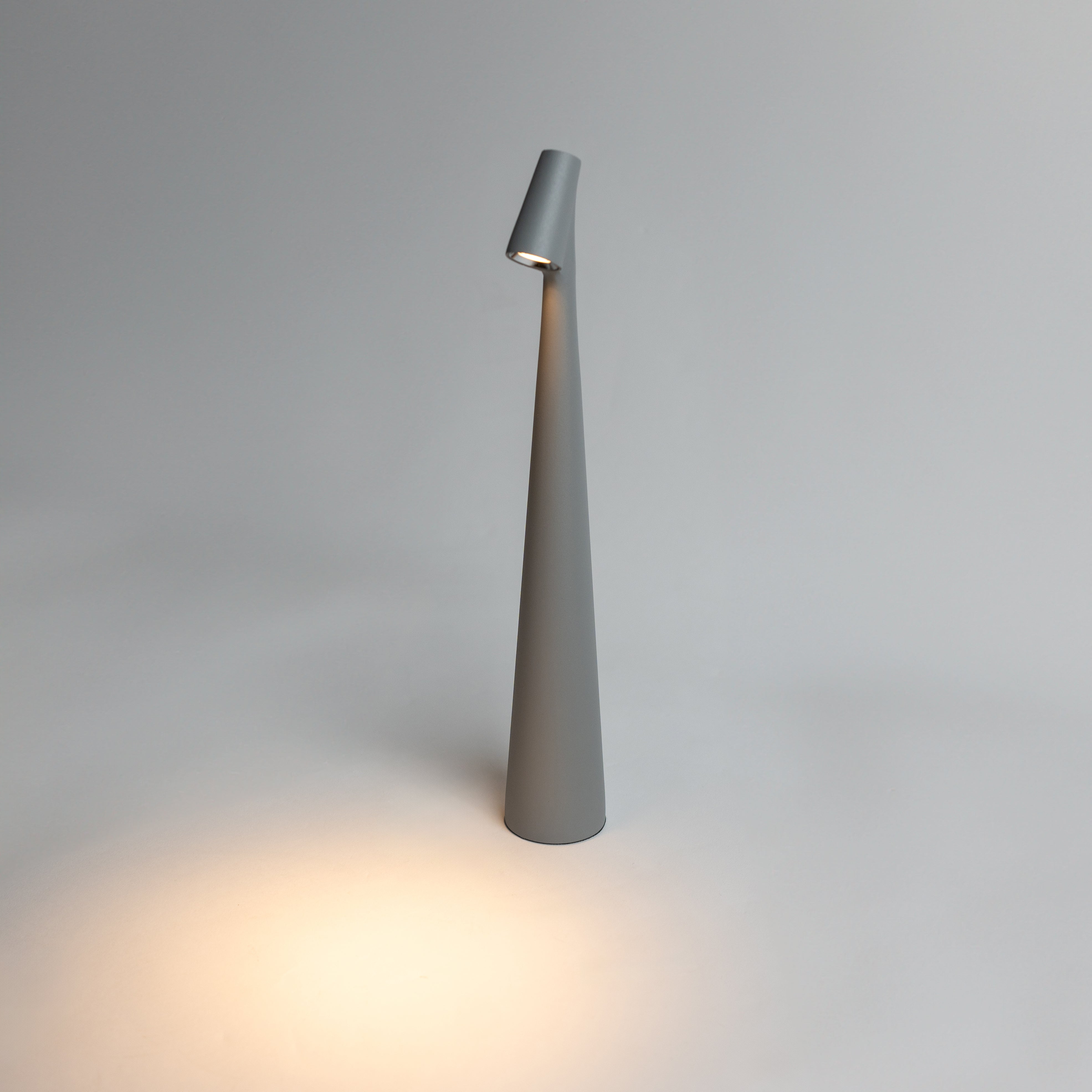 Lumi Slim | Genopladelig Bordlampe | Slankt Moderne Design | Aluminium | LED | 35 cm Høj | Fås i Grå, Sort & Hvid | 1800mAh Batteri | 160 Lumen