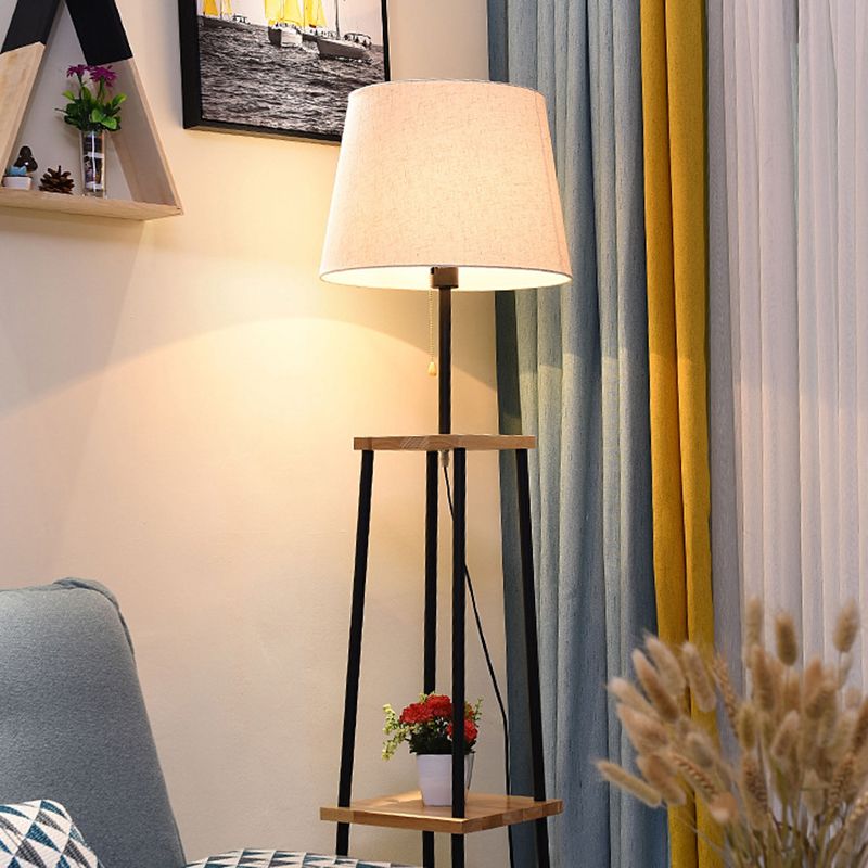 Moderne gulvlampe med hylder | Savionia | Praktisk opbevaring | Elegant belysning | Holdbar konstruktion | Stue- og soveværelsesvenlig | Stilren