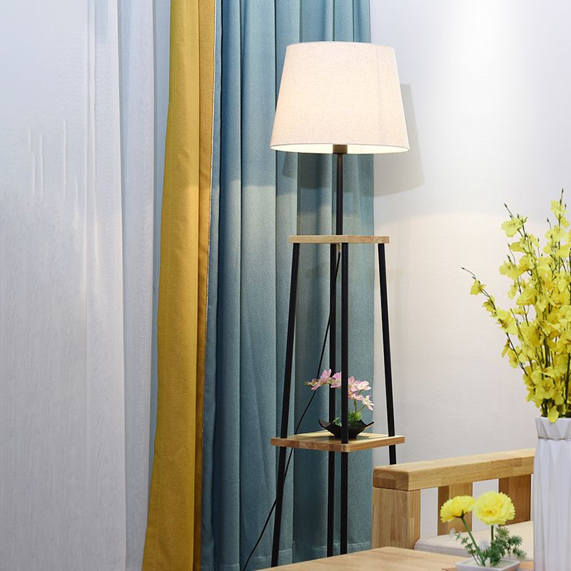 Moderne gulvlampe med hylder | Savionia | Praktisk opbevaring | Elegant belysning | Holdbar konstruktion | Stue- og soveværelsesvenlig | Stilren