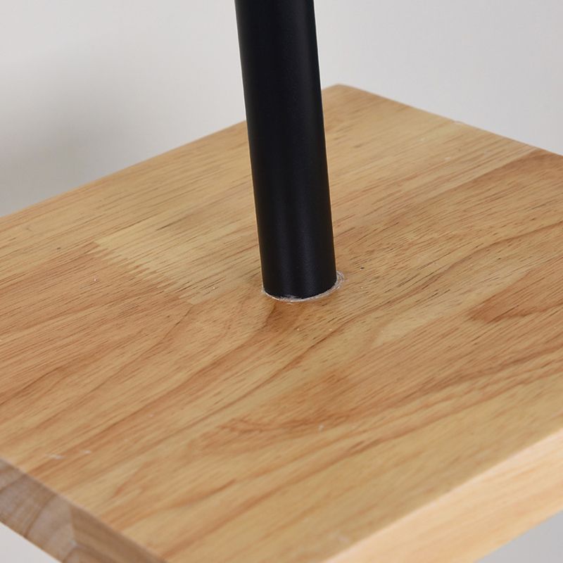 Moderne gulvlampe med hylder | Savionia | Praktisk opbevaring | Elegant belysning | Holdbar konstruktion | Stue- og soveværelsesvenlig | Stilren