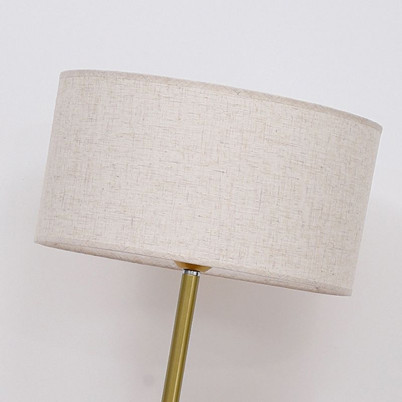 Calvianne | Moderne gulvlampe | Stilfuldt design | Robust konstruktion | Kvalitetsmaterialer | Fremragende belysning | Minimalistisk indretning