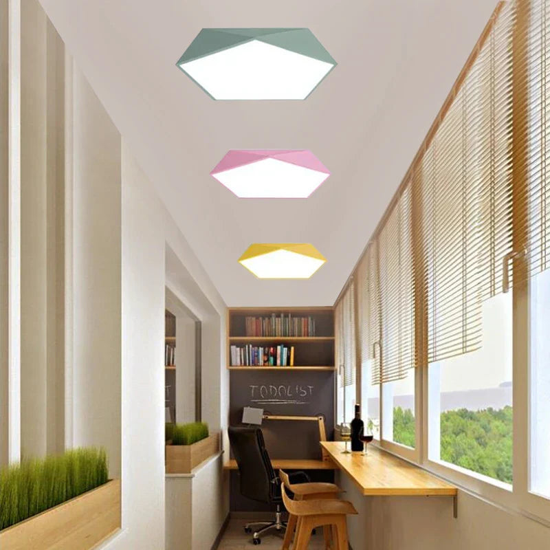 LuminaPolygon Loftbelysning | Moderne Femkantet LED | Nutidigt Design | Jern og Akryl