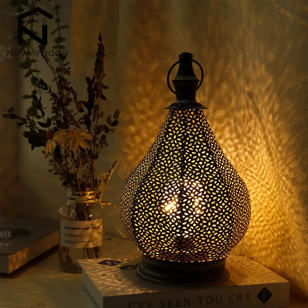 Mystisk Marrakesh Bordlampe | Marokkansk Design | Håndlavet Metal | Varme Lyseffekter | Eksotisk Atmosfære | Marrakech Inspiration | Kvalitets