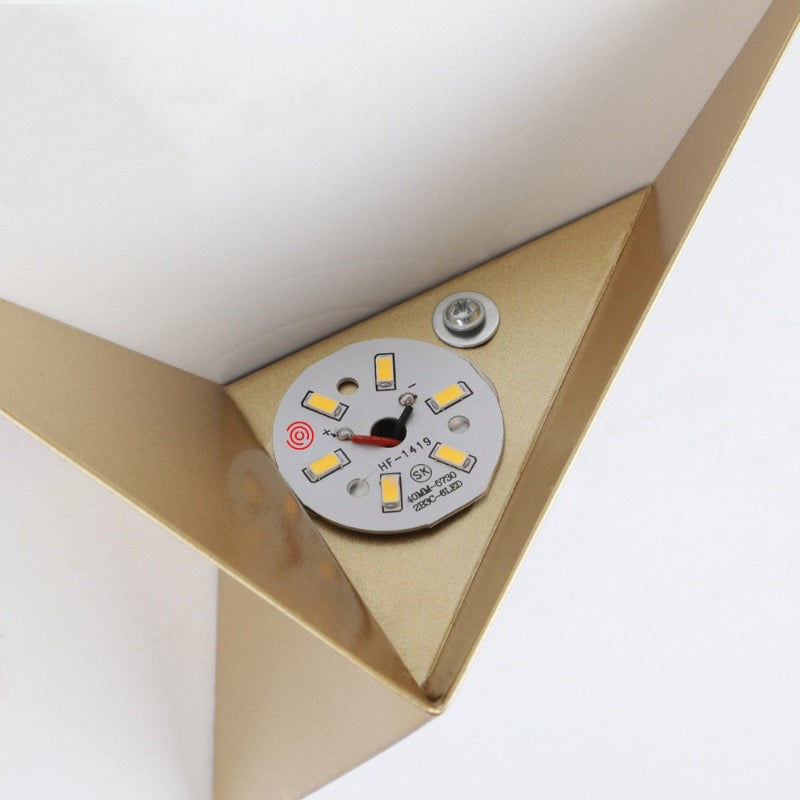 Orr | Trekantet LED Væglampe | Minimalistisk Design | Hvid/Sort Metal | Indendørs Belysning | Stilfuld og Holdbar | Perfekt til Stue og Badeværelse