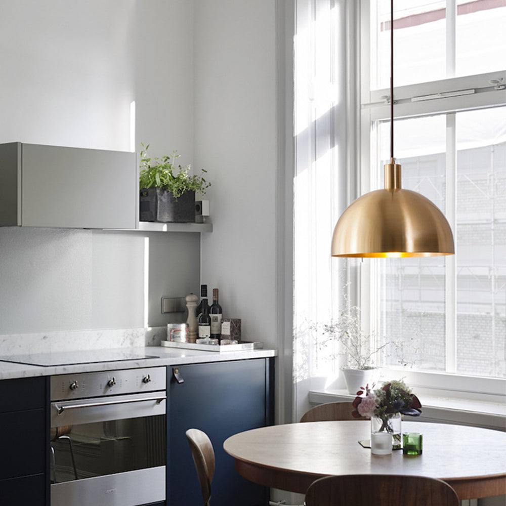 Vintage inspireret messing loftlampe | Kuppelformet design | Mid-Century moderne stil | Justerbar kabellængde 150 cm | E26/E27 fatning | Guld finish