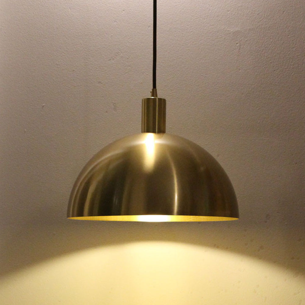 Vintage inspireret messing loftlampe | Kuppelformet design | Mid-Century moderne stil | Justerbar kabellængde 150 cm | E26/E27 fatning | Guld finish