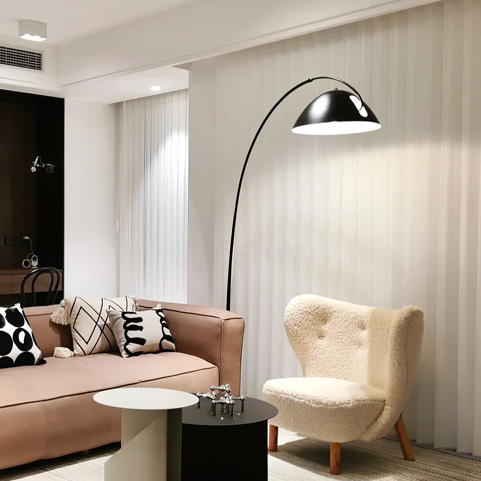 Skandinavisk Gulvlampe | Fleksibel Roterende Skygge | Slank Metal Design | LED/Edison Kompatibel | UL, ETL, CE Certificeret | Justerbar Arm | Ideel