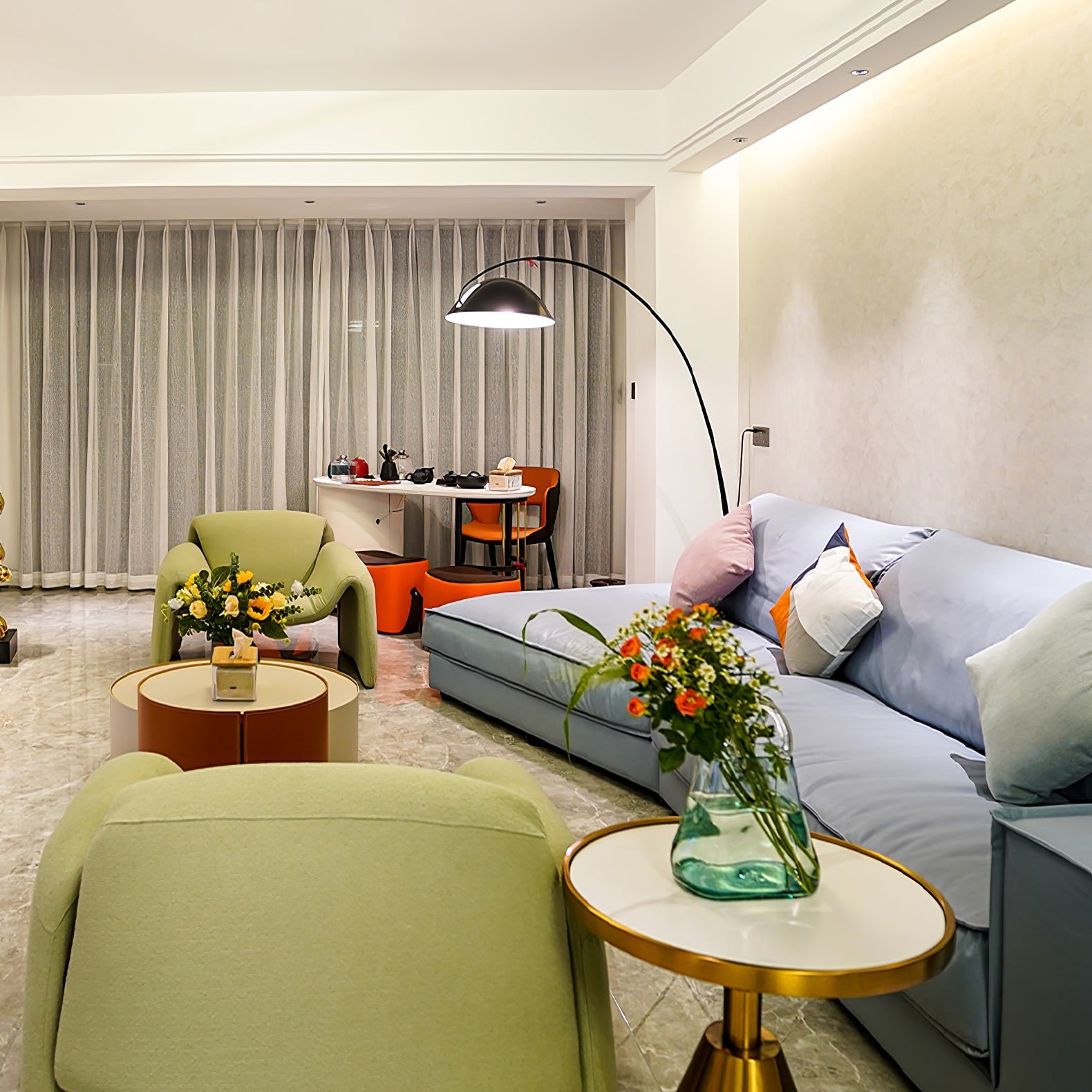 Skandinavisk Gulvlampe | Fleksibel Roterende Skygge | Slank Metal Design | LED/Edison Kompatibel | UL, ETL, CE Certificeret | Justerbar Arm | Ideel