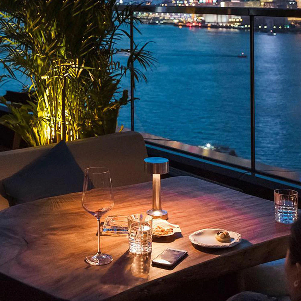 LED | Trådløs Bordlampe | Batteridrevet | Korrosionsbestandig Aluminiumslegering | Op til 25 Timers Lys | Skridsikker Base | Fås i Chrome, Gold og