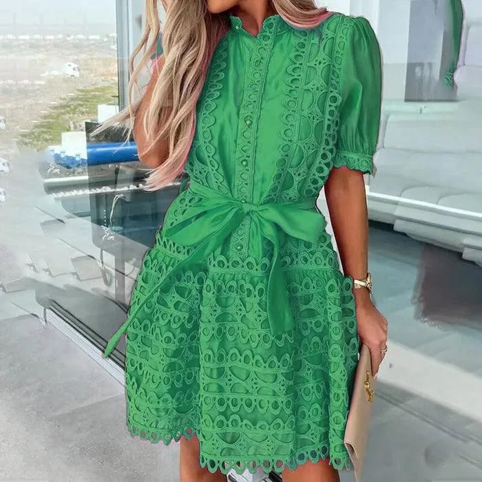 Femke - elegant kjole med blondemønster og bælte