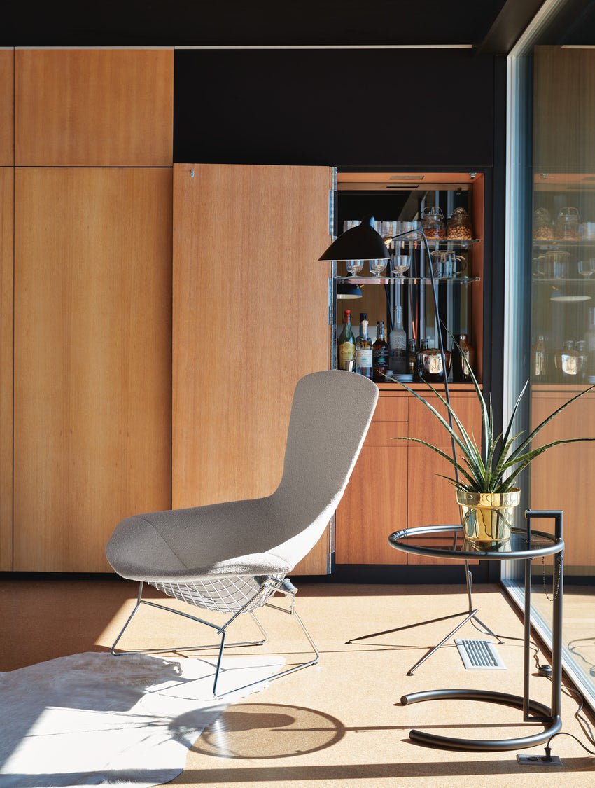 Serge Mouille | Tre-armet gulvlampe | Justerbare arme | Skulpturel og kinetisk design | Metal og messing materialer | LED- eller Edison-lampe