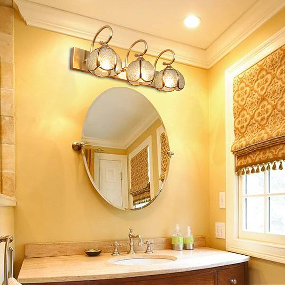 Klassisk badeværelsesarmatur | Guld | Messing og glas | LED | D48cm x H19cm | Tidløst design | Flerhovedet lys | Sofistikeret