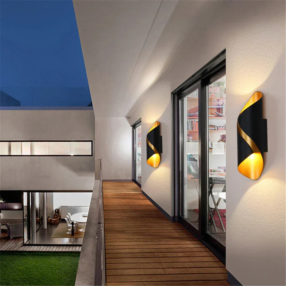 AquaGlow LED Væglampe | Vandtæt | IP65 | Udendørs | Energiøkonomisk | Moderne Design | Sort | 10W | Ideel til Have, Terrasse & Indgang | Aluminium &