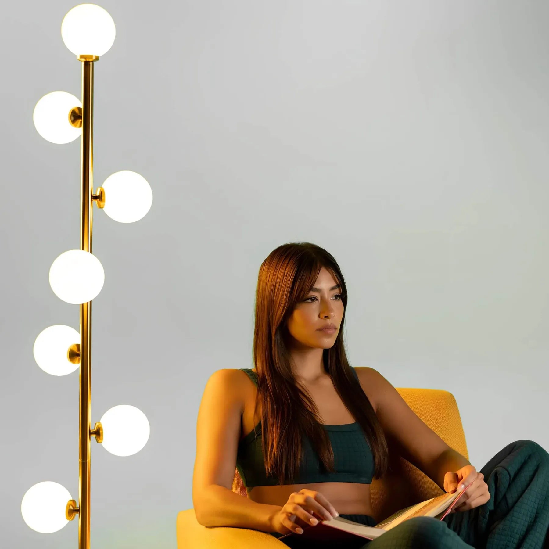 Elivaro | Moderne Gulvlampe m. LED Lys | Slankt Design i Guld/Sort | Glasdetaljer | Effektiv Belysning | Holdbar Konstruktion | Stilfuld Elegance til