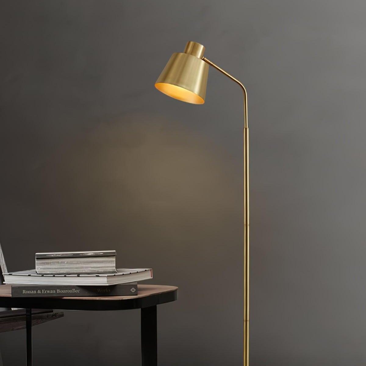 Elegant gulvlampe i messing | Minimalistisk design | LED-kompatibel | Højde 155 cm | Lyskilde E26/E27 | Perfekt til moderne