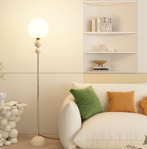 Clavel | Elegant stående lysarmatur | Moderne design i metal og glas | Justerbar fodkontakt | 5W LED kompatibilitet | 59" høj | Stilfuld lysløsning