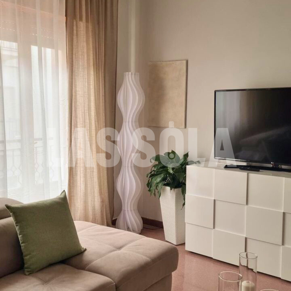 Zontravia | Moderne gulvlampe | Stilfuldt design | Atmosfærisk belysning | Høj kvalitet | Nem installation | Tidløst look | Stue og kontor