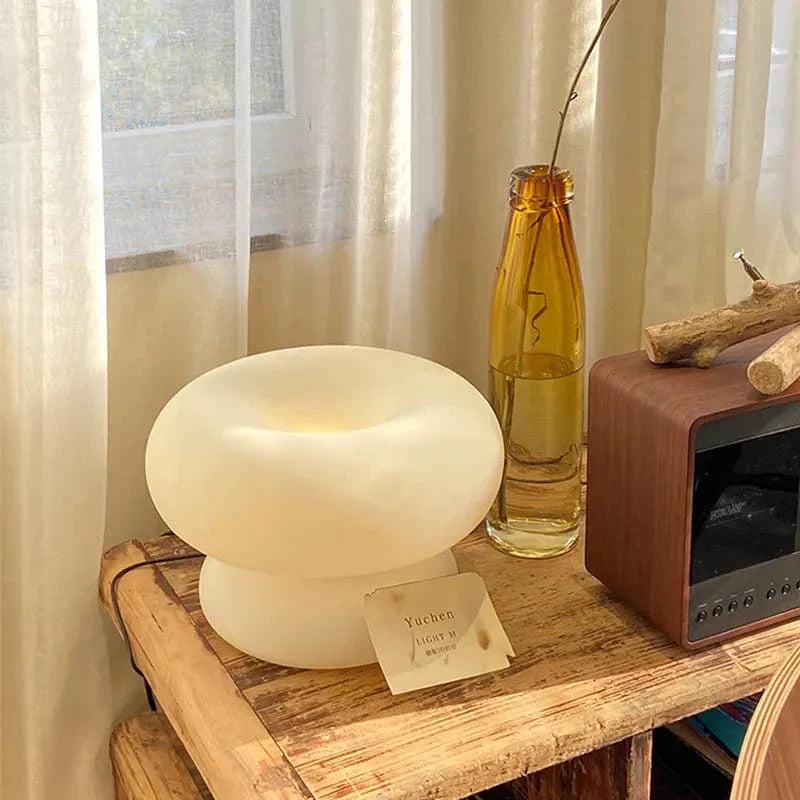 Svampet Maki Lampe | Hvid | LED Belysning | Unik Design | 25 cm x 35 cm | Plast & Metal | Netstrøm | Perfekt til Stue eller