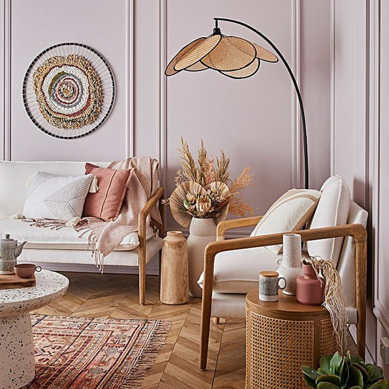 RattanLuxe | Elegant buegulvlampe | Stilfuldt design med rattanskærm | Moderne metalramme | Indendørs belysning | Passer perfekt til stue,