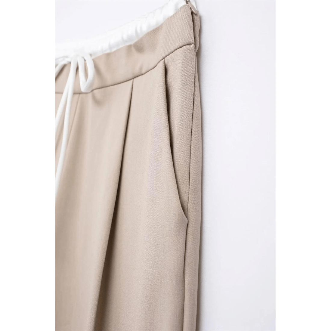 Dobbelttaljebåndbukser til kvinder | Regular fit | Stilfuld detaljering | Perfekt til hverdag og