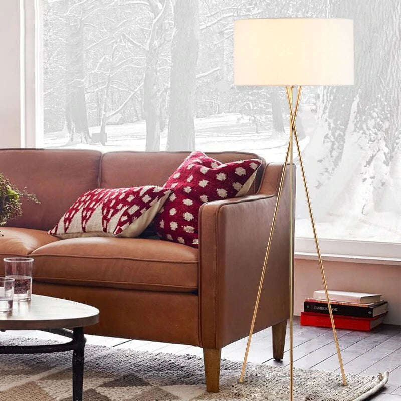 Noravenia | Moderne gulvlampe | Minimalistisk design | Stativfod | Atmosfærisk belysning | Elegant finish | Let installationsproces | Stilren til