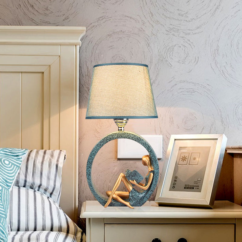 Læselampe til børn | Pige-design | Blå stofskærm | Høj kvalitet harpiks | Moderne børneværelse belysning | 16-20" høj | E26/E27 base | Perfekt til