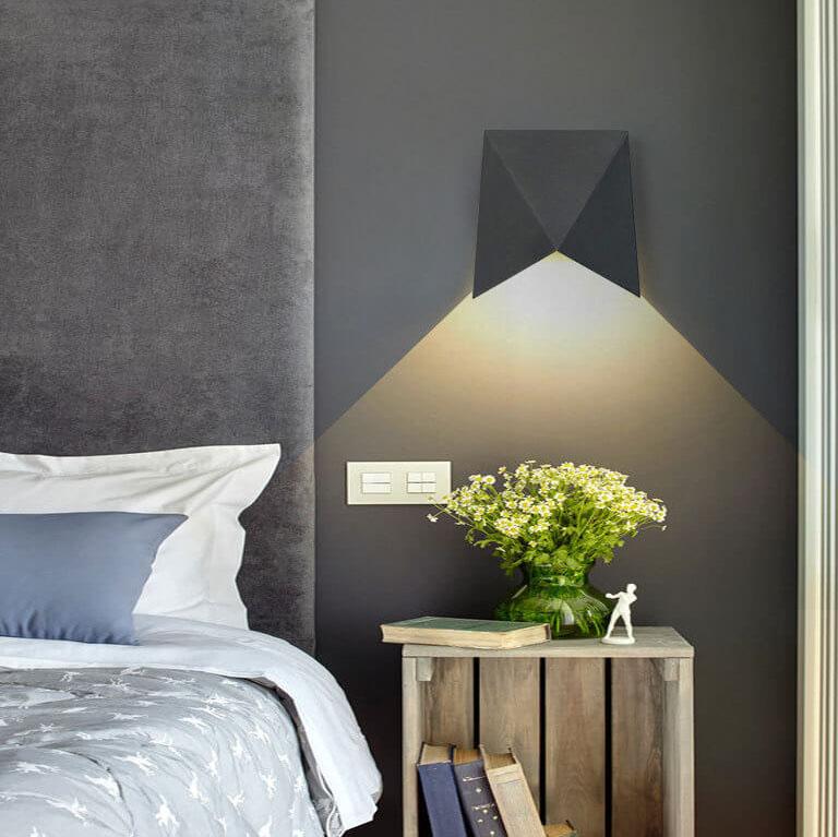 Origami LED væglampe | Moderne design | Sort-hvid | Aluminium | 1 lys | 6W | 600 lm | Indbygget LED | Let installation | Velegnet til stue,