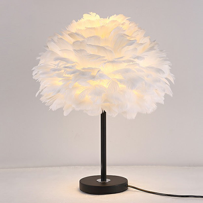 Lagdelte Blomsterfjer | Moderne Bordlampe | Sort og Hvid | Fjer Design | Til Soveværelse | Pigeværelse | Justerbar Højde | E26/E27