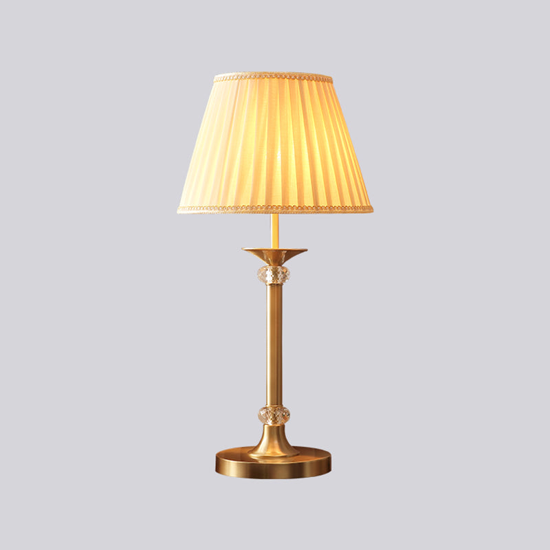 ModernEmpire | Messing Lampe med Plisseret Stofskærm | 53-63 cm Høj | LED Kompatibel | Tidsløs Elegance | Metal & Stof | Stilfuld Belysning
