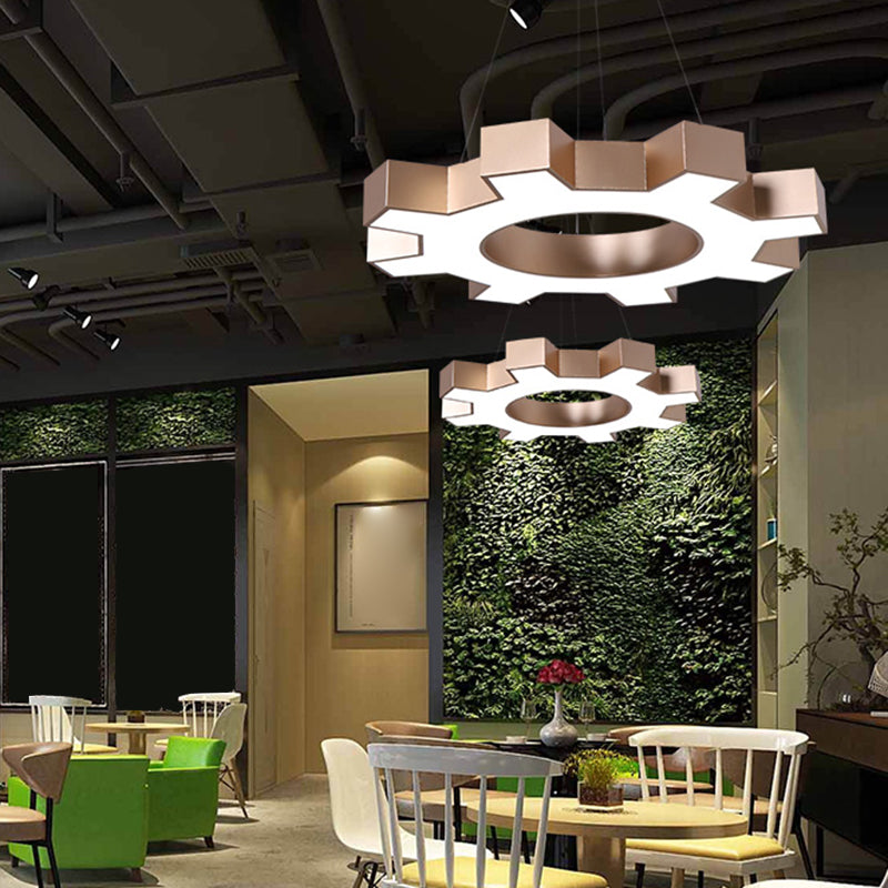 Gearformet LED-lampe | Industrielt design | Gymnastiksal | Energieffektiv belysning | Guld, Hvid, Sort | Moderne stil | 60 cm bred | Metalfinish